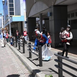 幣舞橋、北大通きれいに　日本郵便社員ら清掃活動【釧路市】(2024-06-02)