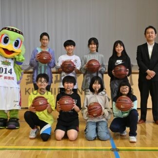 バスケットボール７５個寄贈　レバンガ北海道、釧路、白糠町の８学校に_1(2024-06-28)