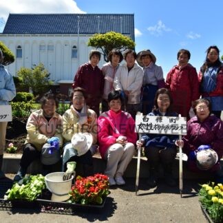 社会福祉センター前 花で彩り　女性が植栽の奉仕活動【白糠】(2024-06-02)