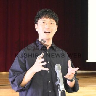 子供の古着、難民に　附属生徒、活動理解　ユニクロの河村氏出張授業【釧路市】(2024-06-27)