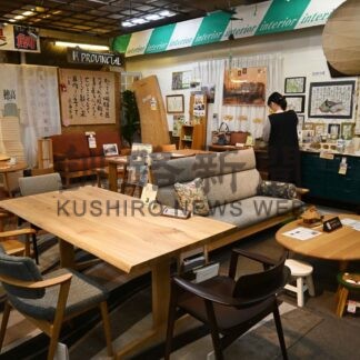 木の机や椅子お得に　カタヤマホームセンター、90周年でセール【釧路市】(2024-06-30)