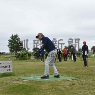 優勝目指し元気にプレー　釧新杯パークゴルフ大会【釧路市】(2024-06-23)