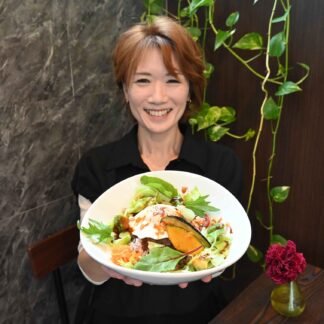 利用客に花プレゼント　花屋＆カフェ　椿　開店５周年記念【釧路市】(2024-06-22)