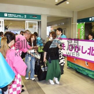 観光客ら 出迎え　ピーチ関西線初便【釧路市】(2024-07-03)