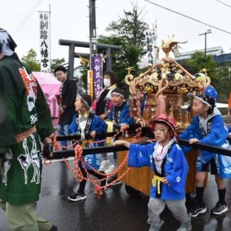 雨にも負けずみこし渡御　釧路八幡宮【釧路町】(2024-07-29)