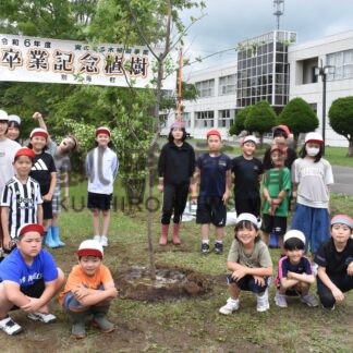 卒業記念に苗木植樹　中西別小、中の児童生徒【別海】(2024-07-18)