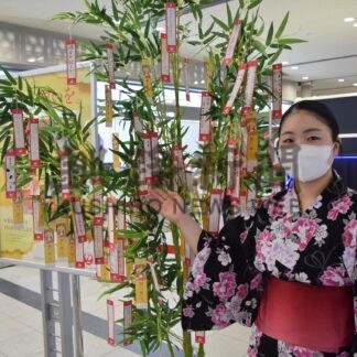 浴衣に短冊　七夕盛り上げ　釧路空港でＪＡＬがイベント【釧路市】(2024-07-08)
