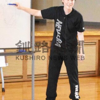 中学生 心肺蘇生学ぶ　元バレー選手の大山未希さん教室【標津】_1(2024-07-27)