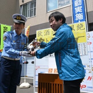 限定ラベルで飲酒運転根絶　ボトルリレー、厚岸ウイスキーで啓発【厚岸】(2024-07-12)