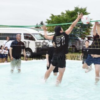 水中バレー大会熱戦　ピリカの泉まつり、家族連れで盛況【標津】(2024-07-29)