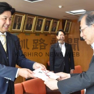 霧フェスに役立てて　三重の２社、実行委に各100万円寄付【釧路市】(2024-07-10)