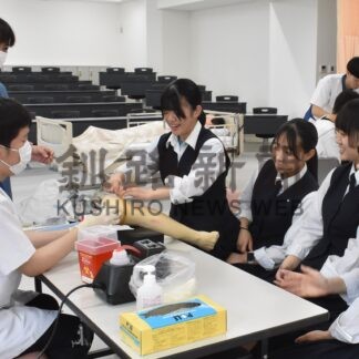 看護の仕事 高校生ら体験　労災専門学校オープンキャンパス【釧路市】(2024-07-06)
