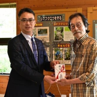 シマフクロウ保護に活用を　北日本石油が３０万円寄付【根室】(2024-08-01)