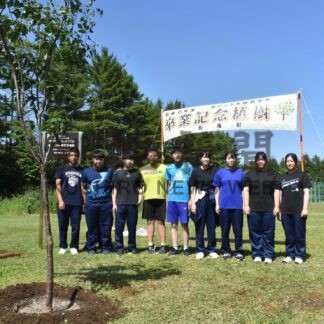 卒業記念に苗木植樹　中西別小、中の児童生徒【別海】_1(2024-07-18)