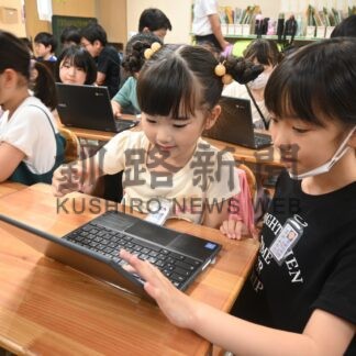 ６年生が１年生に操作アドバイス　昭和小でタブレット授業【釧路市】(2024-07-07)