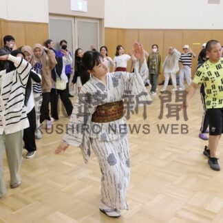 振り付け熱心に学ぶ　港まつり千人踊り講習会【根室】(2024-07-07)