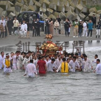 「海中みこし」勇壮な姿　白糠厳島神社例大祭【白糠】(2024-07-29)