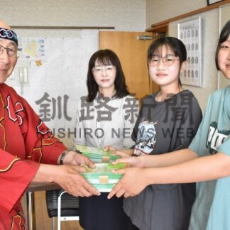 清明小６年生にマリモ絵本寄贈　釧路駅前なつかし館・蔵のボランティアメンバー竹内さん【釧路市】(2024-07-20)