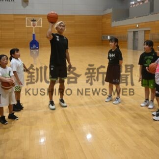レバンガ選手からバスケ技術学ぶ　小中生らと交流【釧路市】(2024-07-09)