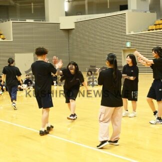 球技やリレー楽しむ　４看護学校１年生が交流【釧路市】(2024-07-03)