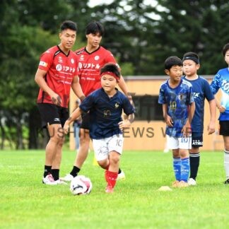 児童、サッカー技術学ぶ　日大選手がクリニック【釧路市】(2024-08-22)