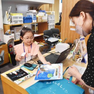 子供たち 本貸し出し　市図書館でお仕事体験【根室】(2024-08-04)