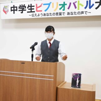 手ぶり交えて本発表　ビブリオバトル中学生【釧路市】(2024-08-04)