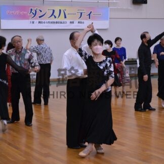 チャリティ－ダンス楽しむ　釧路市女性団体連絡協が益金の一部を社協に寄付【釧路市】(2024-08-18)