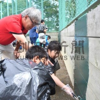 湖畔小児童らとバックネット塗装　ガイソーが地域貢献【釧路市】(2024-08-23)