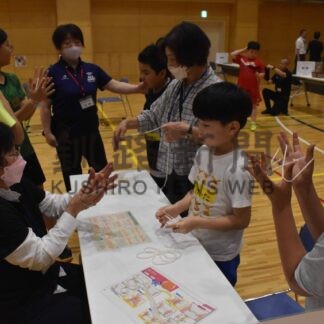 昔遊びで高齢者と交流　厚床小中で福祉学習【根室】(2024-08-02)