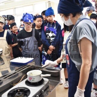 チーズ作りに挑戦　道教委と雪印メグミルク　桜が丘中で教室【釧路市】(2024-08-02)