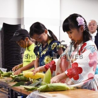 トウモロコシ早むきに挑戦　しべちゃ夏まつり、雨天でもにぎわう【標茶】(2024-08-18)