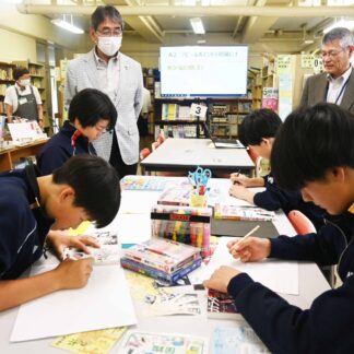 魅力ある図書室へ助言　釧路市中央図書館職員、美原中で指導【釧路市】(2024-08-04)