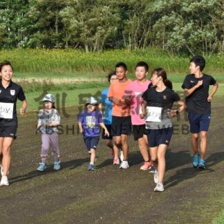 子供に走りのこつ伝授　ユニクロ女子陸上競技部が教室【標茶】(2024-08-25)