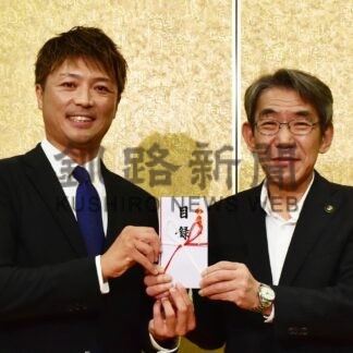 子育て環境充実に　道プロゴルフ会、市に乳幼児用遊具寄贈【釧路市】(2024-08-23)