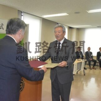 西村町長らに当選証書【中標津】(2024-08-28)