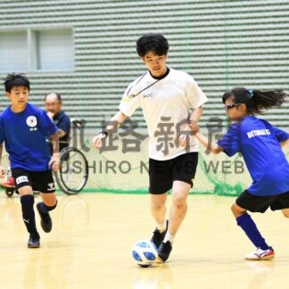 華麗なドリブル披露　エスポラーダの高橋選手ら指導【釧路市】(2024-08-20)