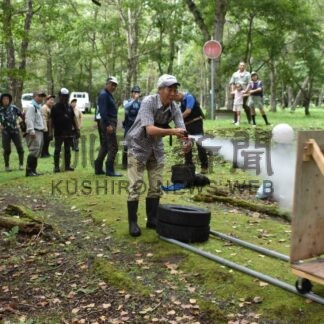 クマと遭遇どう対処　標津で講習会、野外でスプレー試射【標津】(2024-08-28)