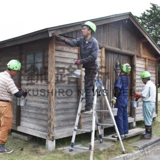 中標津小の物置、校庭砂場柵を塗装　ケイセイが地域貢献【中標津】(2024-08-11)