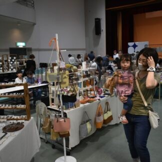 手作り品やキッチンカー集結　マルシェで幅広い世代買い物楽しむ【標茶】(2024-08-08)