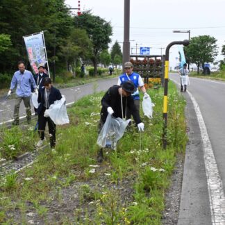 釧路空港線きれいに　団体が清掃活動【釧路市】(2024-08-04)