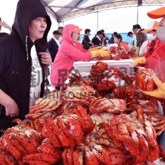 荒天も花咲ガニ求め来場　祭り開幕、警報で直売中止も【根室】(2024-09-01)