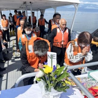 遠い故郷に思いはせ　元島民ら洋上慰霊　千島連盟羅臼支部と町【羅臼】(2024-08-20)