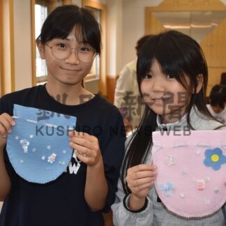 児童がポーチ作り挑戦　図書館で夏休み手芸教室【別海】(2024-08-08)