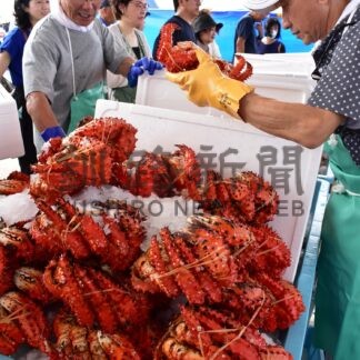 かに祭り３１日開幕　初日は荒天のため「直売」のみ【根室】(2024-08-31)