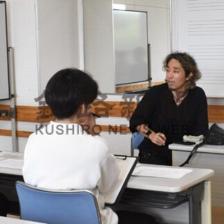 キャリア形成明確に　東京の教授、釧路公立大生と対話【釧路市】(2024-08-03)