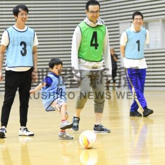 歩くサッカー楽しむ　幅広い年齢層がプレー【釧路市】(2024-09-16)