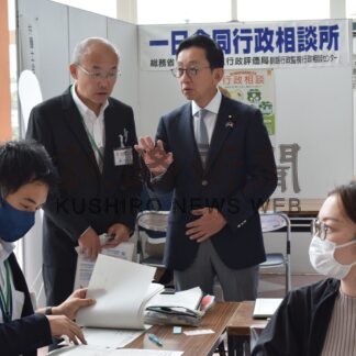 一日行政相談所を開設　イオン釧路昭和、船橋政務官が視察【釧路市】(2024-09-11)