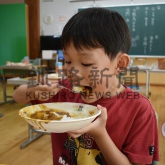 標茶高産野菜、児童生徒が給食のカレーで堪能【標茶】(2024-09-10)