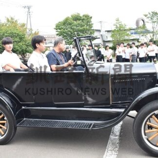 生徒ら昔の車に試乗　未来の整備士誕生願い釧工業高で出前授業【釧路市】(2024-09-03)